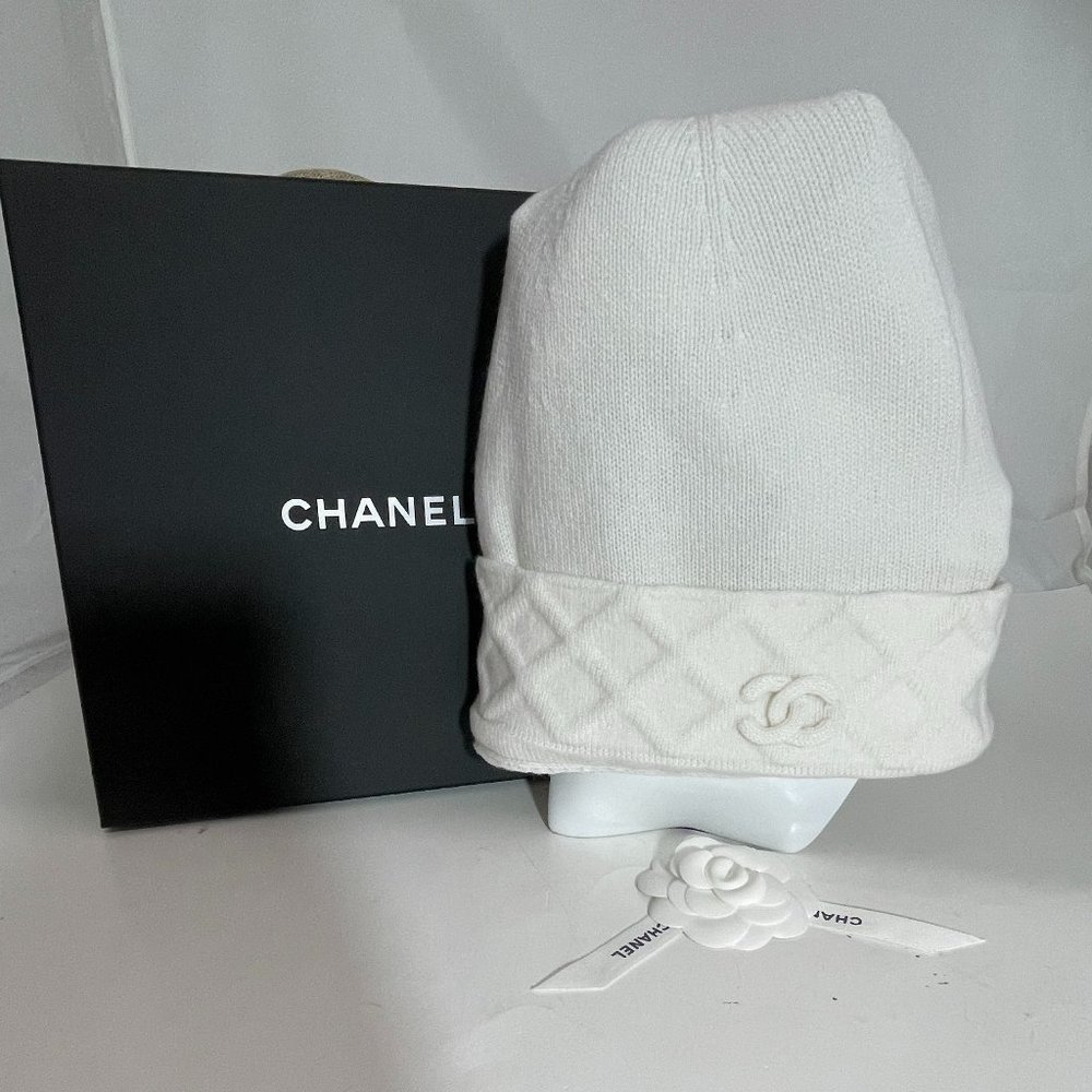 CHANEL NEW WITH BOX CASHMERE IVORY CC CUFF HAT
